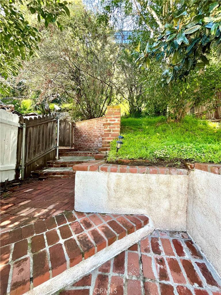 Los Angeles, CA 90046,8334 Kirkwood DR