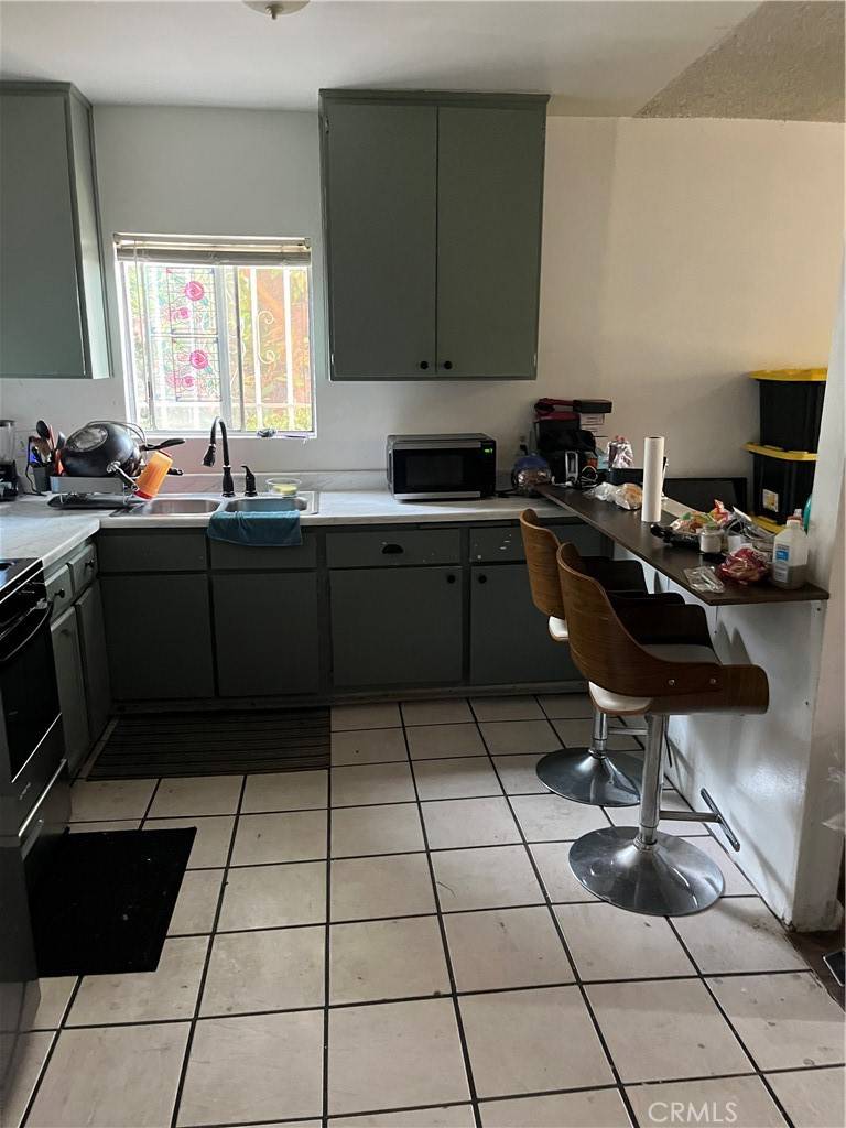 Compton, CA 90220,201 W Raymond ST