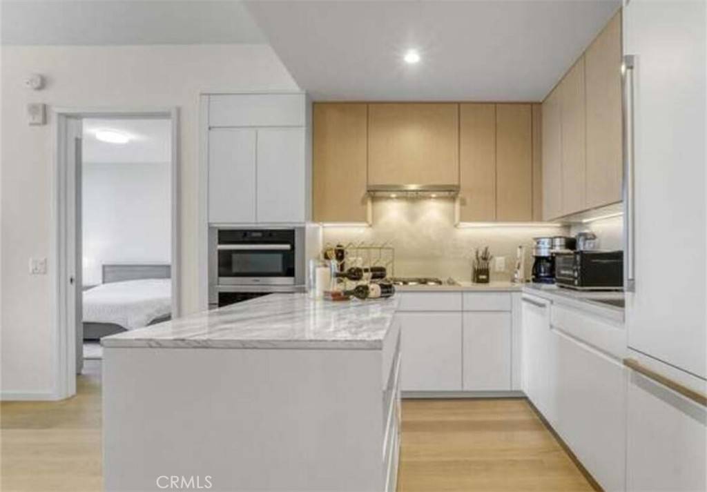 Los Angeles, CA 90017,877 Francisco ST #1512