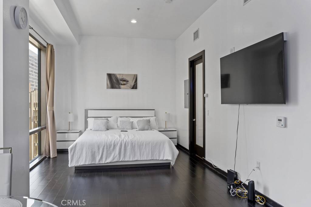 Los Angeles, CA 90017,655 S Hope ST #903