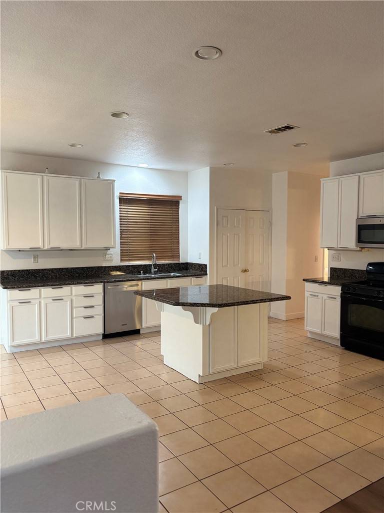 Victorville, CA 92394,14843 Coachman RD