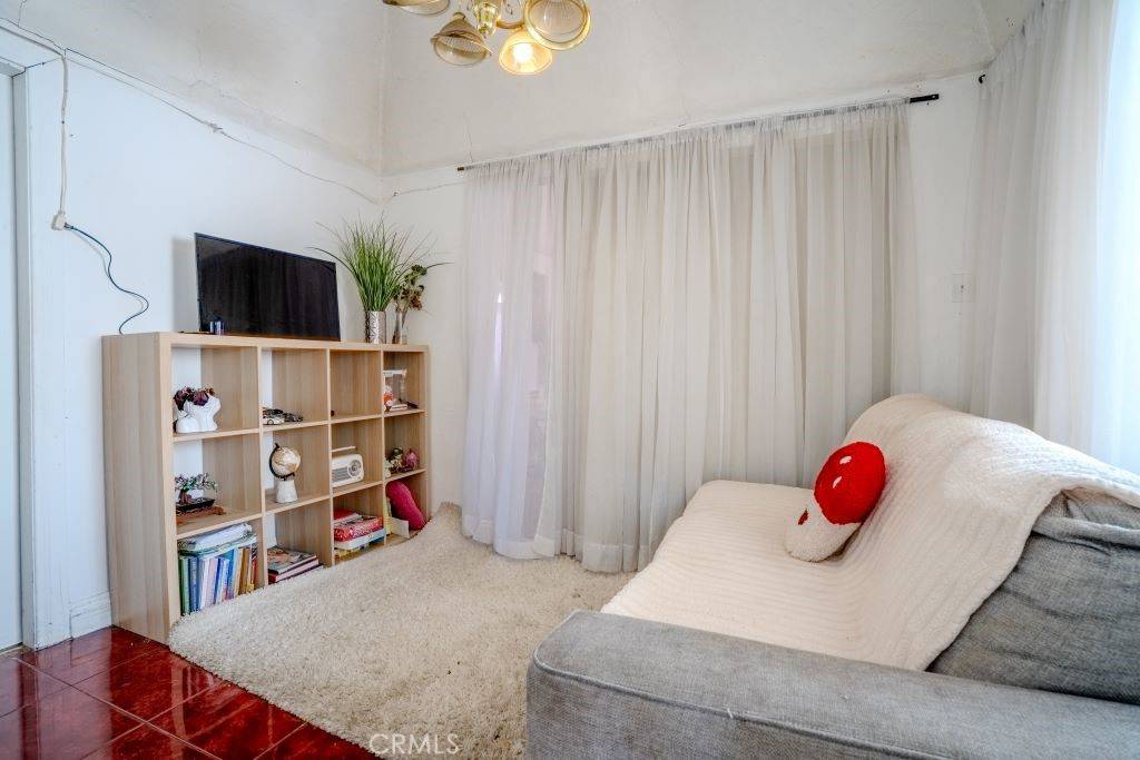 Los Angeles, CA 90001,628 E 76th PL