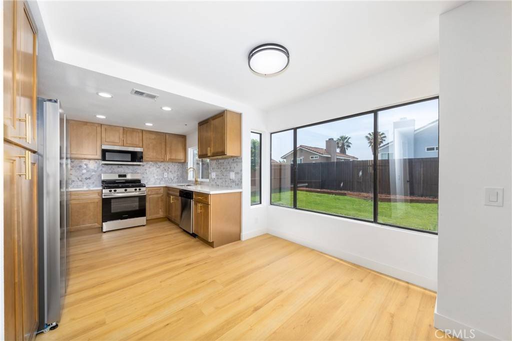 Fontana, CA 92336,17253 Dolphin ST