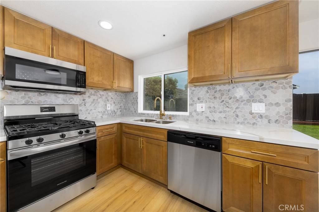Fontana, CA 92336,17253 Dolphin ST