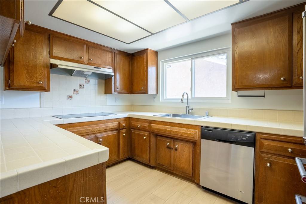 Riverside, CA 92503,3446 Meadowview DR
