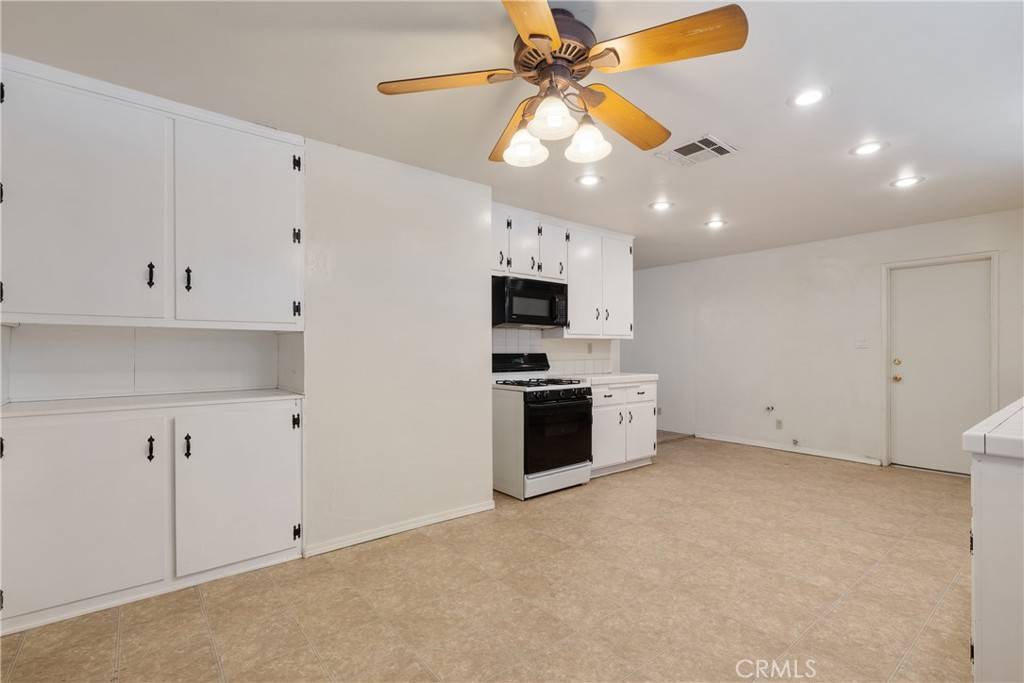 Hesperia, CA 92345,10004 Oakwood AVE
