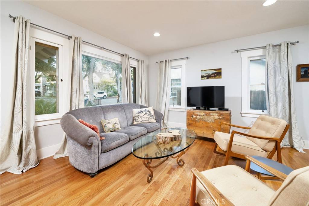 Claremont, CA 91711,330 W 6th ST