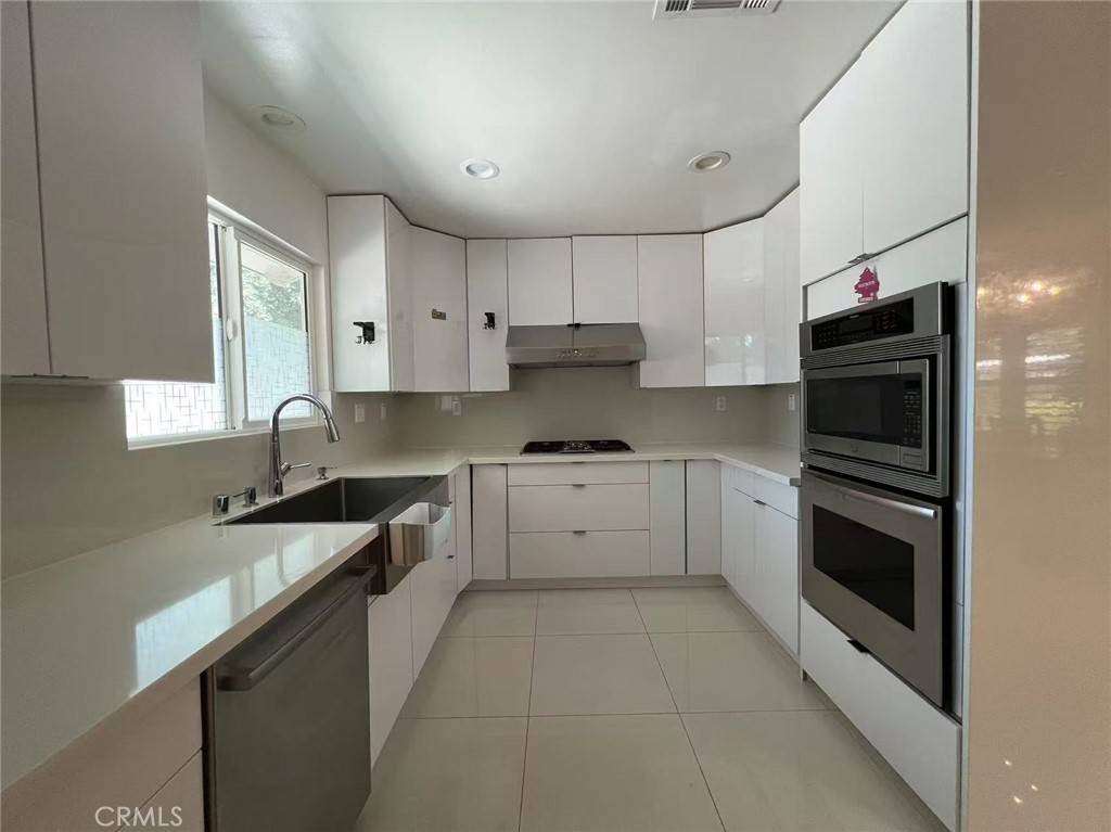 Glendora, CA 91741,445 N Live Oak AVE