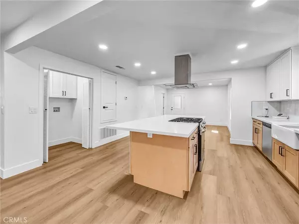 Claremont, CA 91711,207 W Arrow