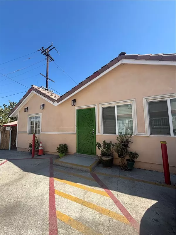 1539 B Garfield, Commerce, CA 90022