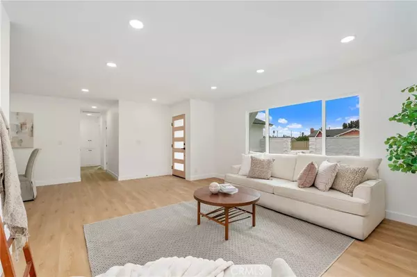 Huntington Beach, CA 92647,8171 Holland DR