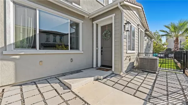 Fontana, CA 92336,5604 Altamura WAY #8