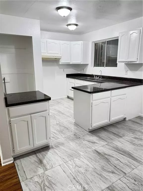 Los Angeles, CA 90002,822 E 87th