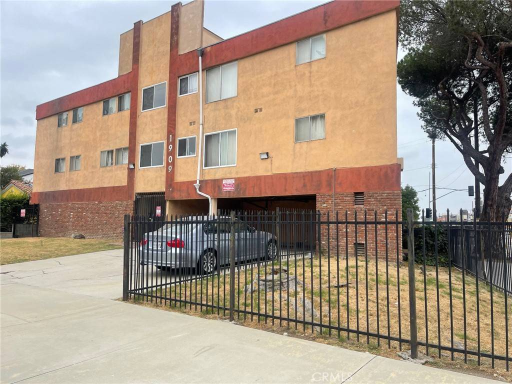 Los Angeles, CA 90016,1909 Buckingham RD