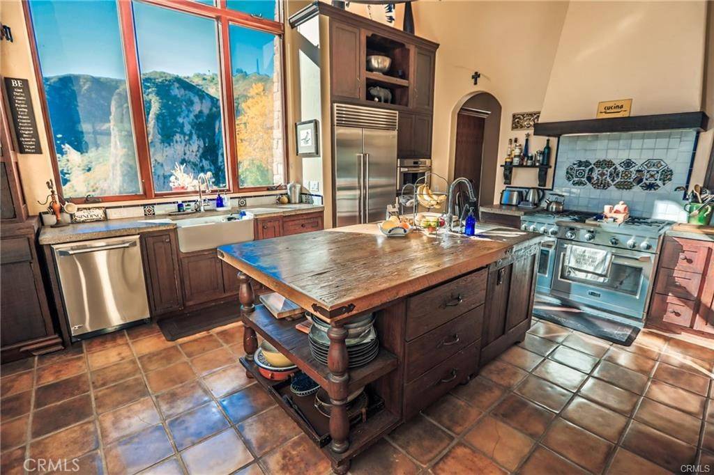 2701 Barrymore DR, Malibu, CA 90265