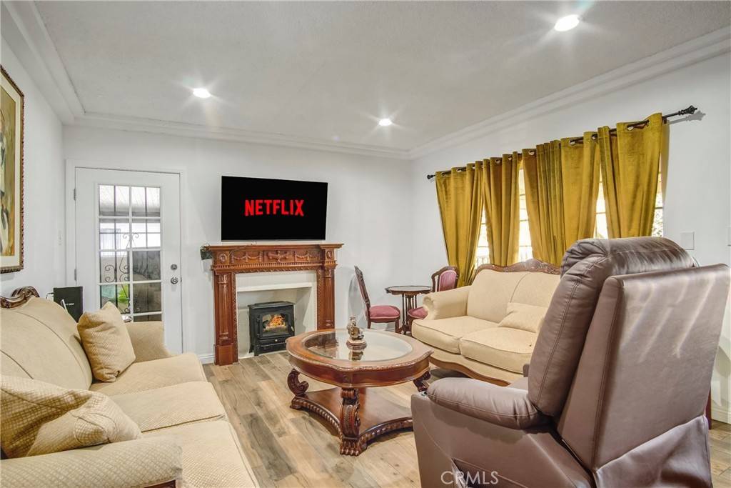 Los Angeles, CA 90022,6084 Easton ST