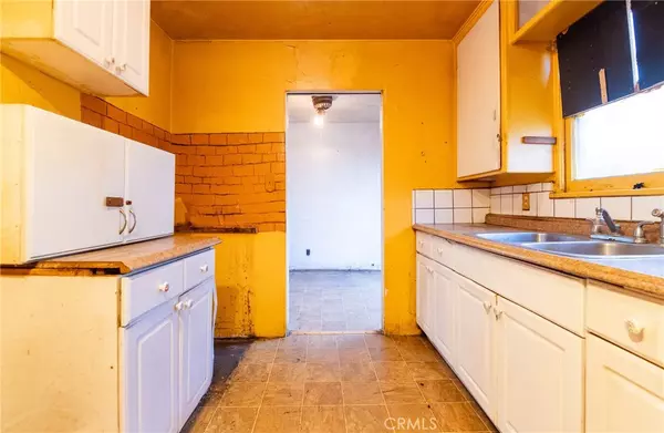 Compton, CA 90220,1126 S Center AVE