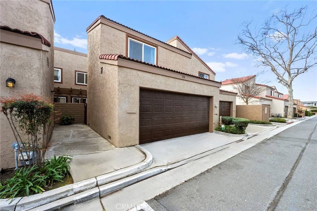 Fullerton, CA 92835,1330 Vista Grande #27