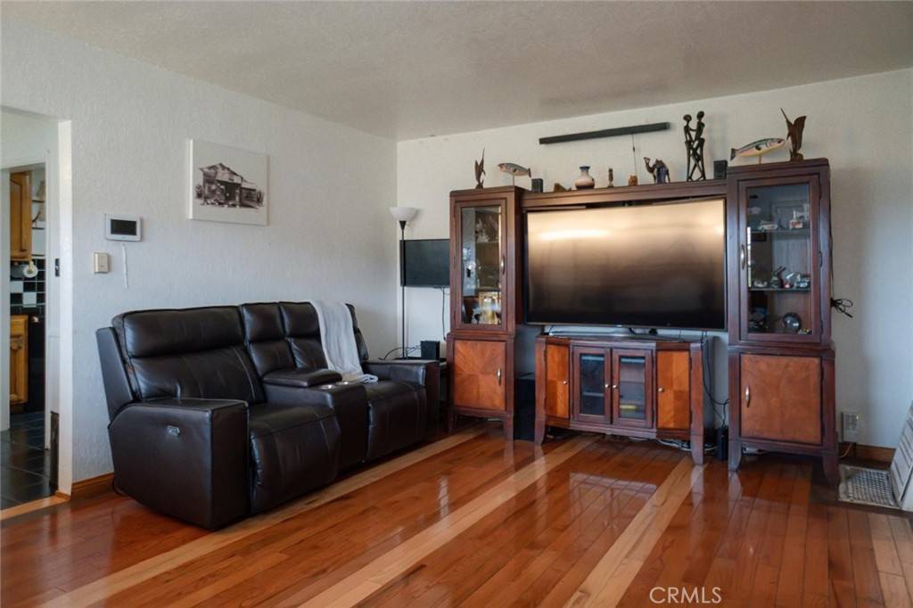 Los Angeles, CA 90047,1935 Thoreau ST