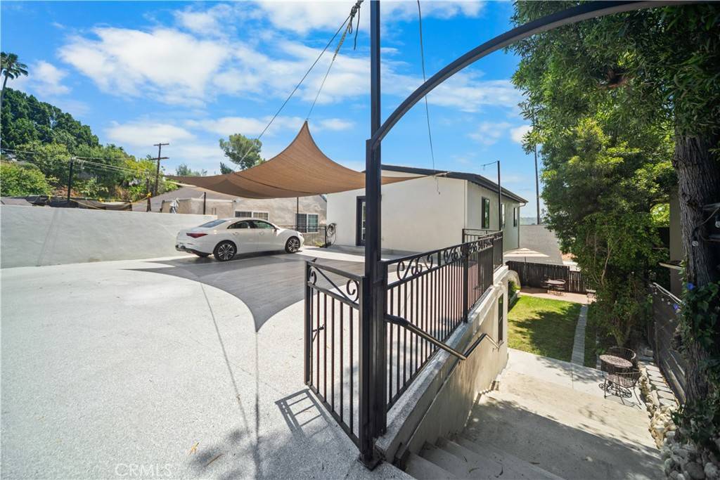 Los Angeles, CA 90042,5928 Weaver ST