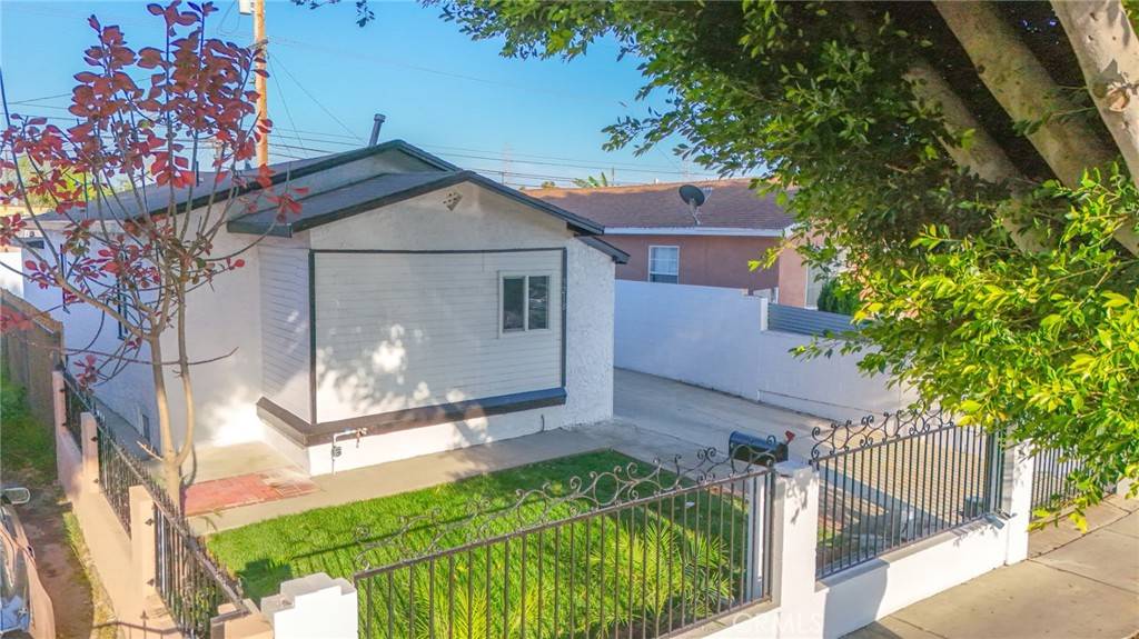 Los Angeles, CA 90002,9218 Hooper AVE