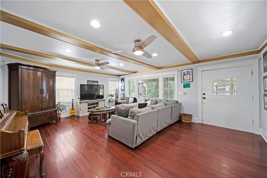 Los Angeles, CA 90016,1914 S West View ST