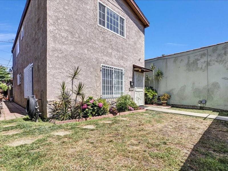 Los Angeles, CA 90003,10316 S San Pedro ST