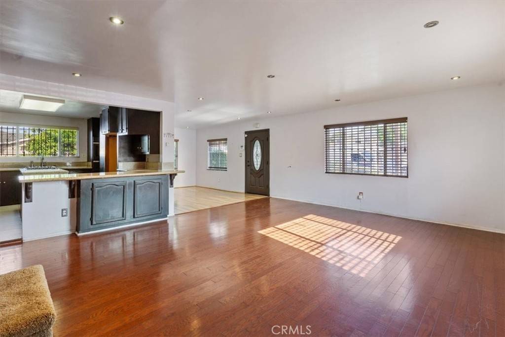 Los Angeles, CA 90003,347 E 97th St
