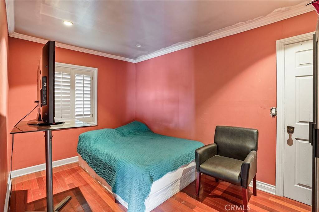 Van Nuys, CA 91411,6355 Peach AVE