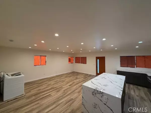 Downey, CA 90242,8106 Leeds ST