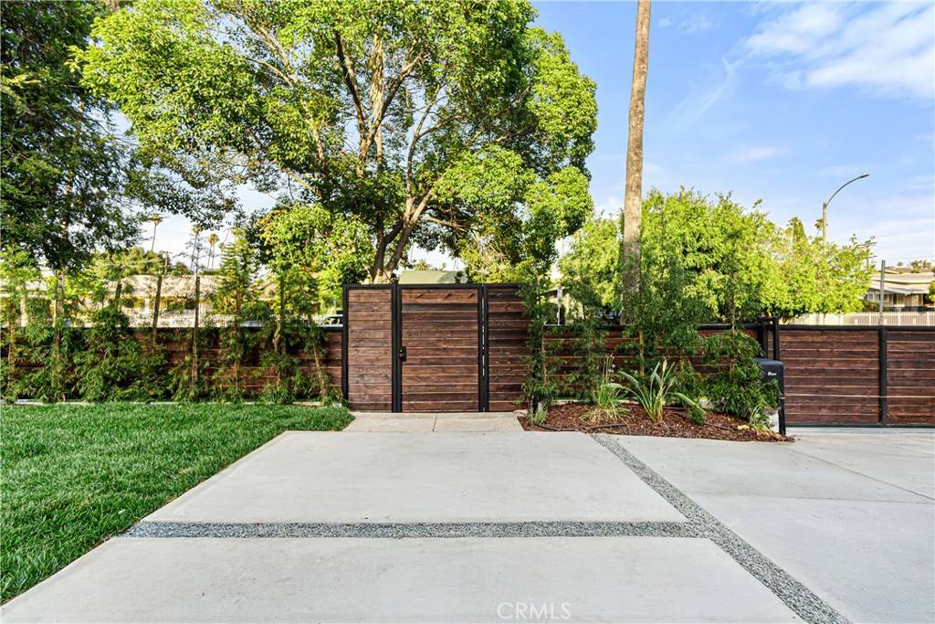 Los Angeles, CA 90004,229 S Kingsley DR