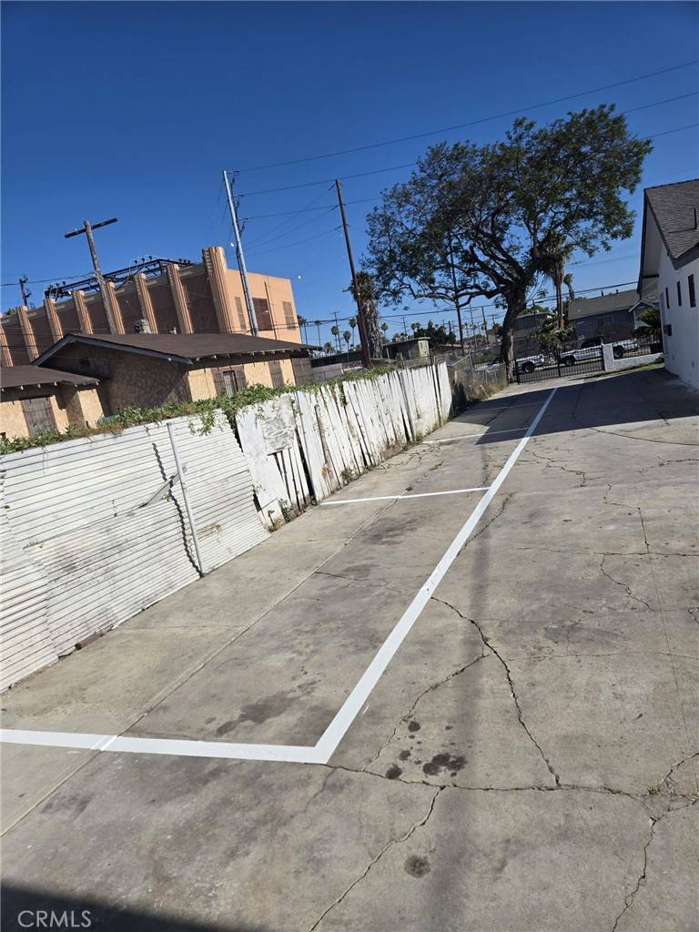 Los Angeles, CA 90044,521 W 78th