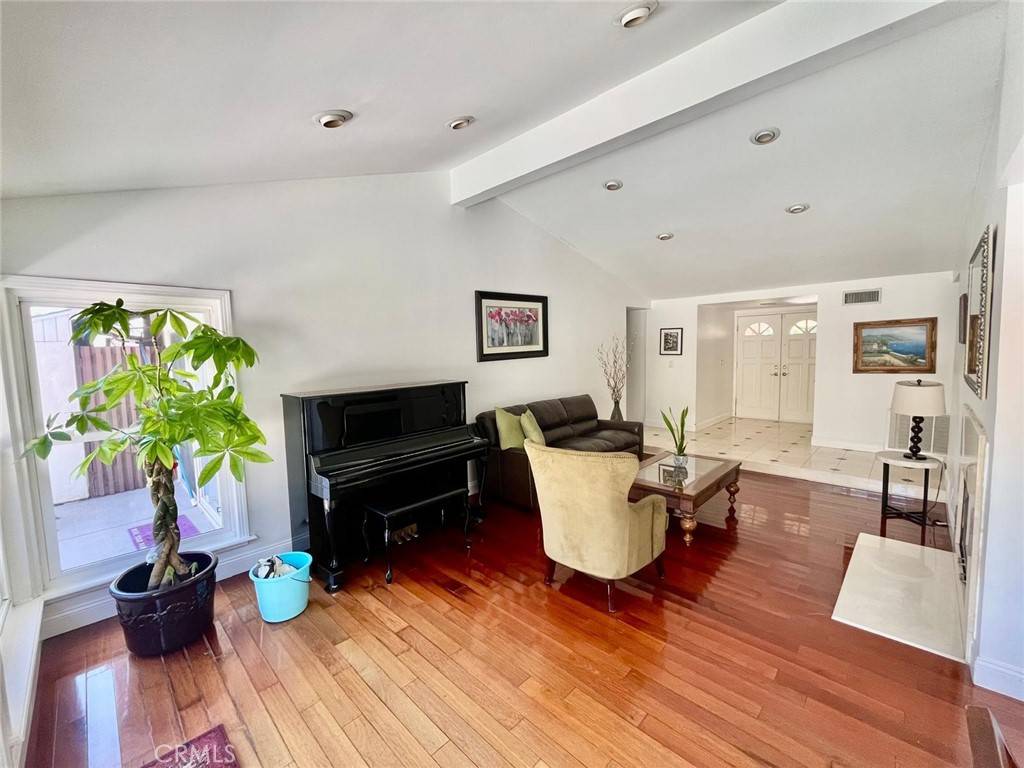 Northridge, CA 91324,10116 Viking AVE