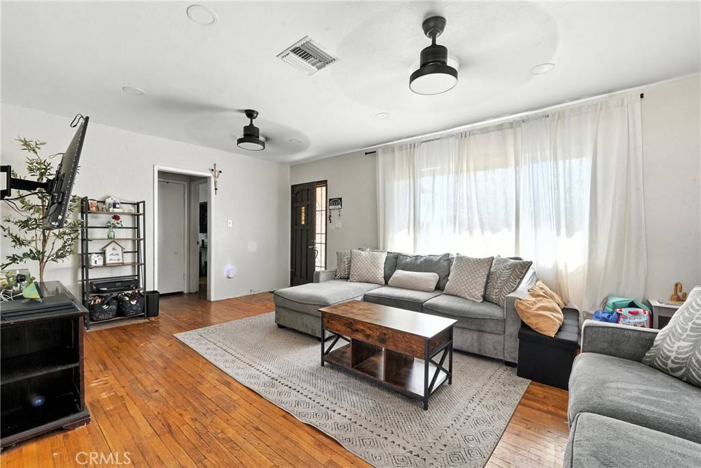 Fontana, CA 92335,9562 Locust AVE