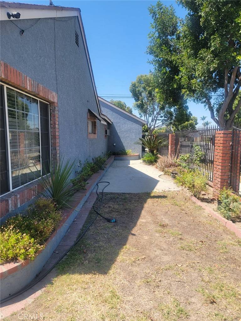 Downey, CA 90242,8502 Borson ST