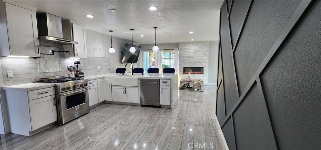 Corona, CA 92882,815 W Francis ST