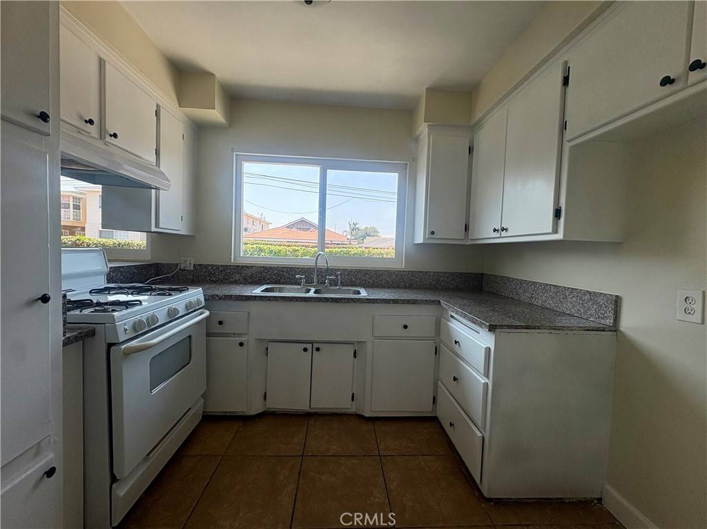 Hawthorne, CA 90250,11890 Manor DR #B