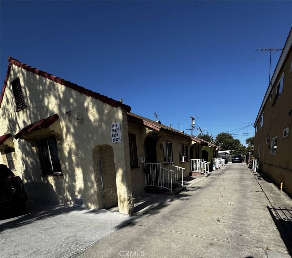South Gate, CA 90280,8648 Chestnut AVE