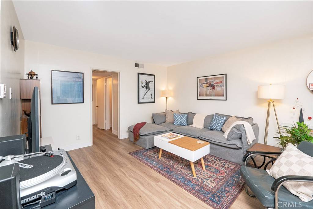 North Hollywood, CA 91606,6160 Whitsett AVE #4