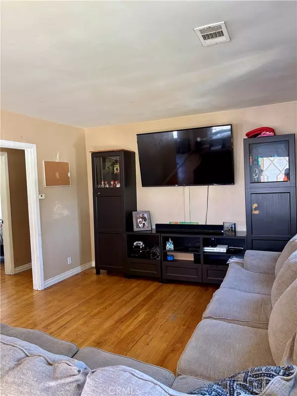 Long Beach, CA 90805,372 E Janice ST