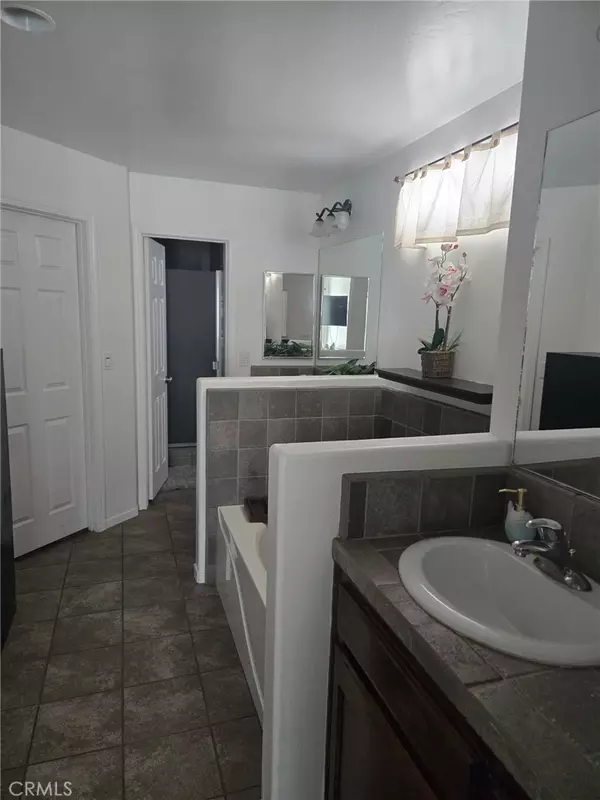 Bakersfield, CA 93313,2103 Delgada