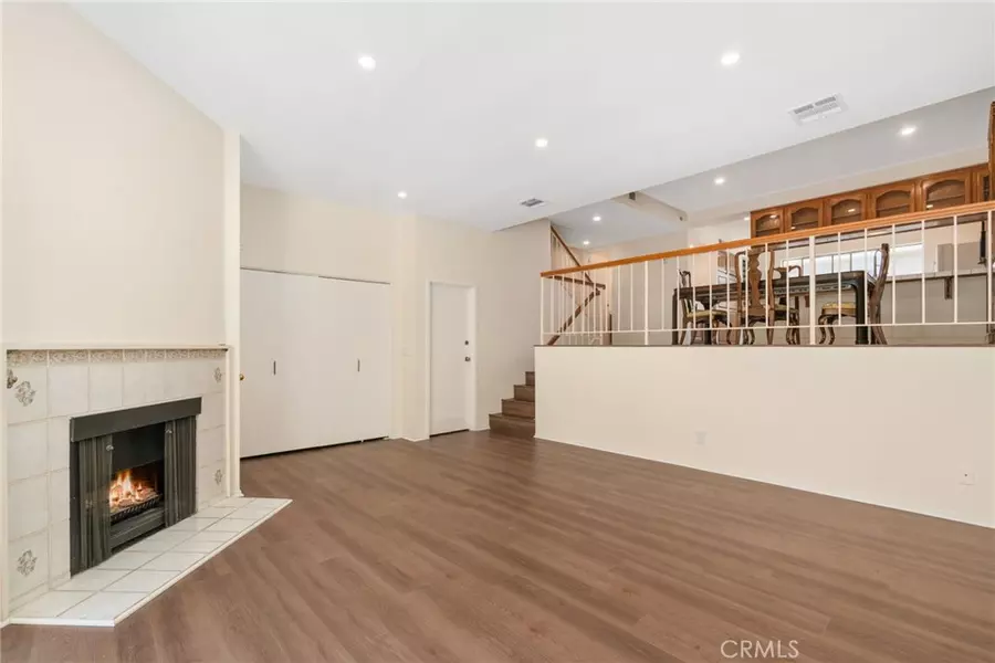 18360 Collins #E, Tarzana, CA 91356