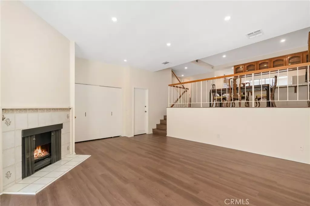 Tarzana, CA 91356,18360 Collins #E