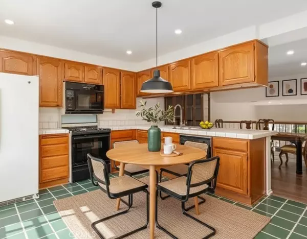 Tarzana, CA 91356,18360 Collins #E