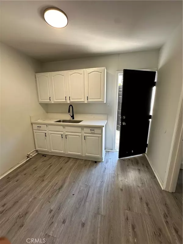 Compton, CA 90220,304 W Cedar ST #a