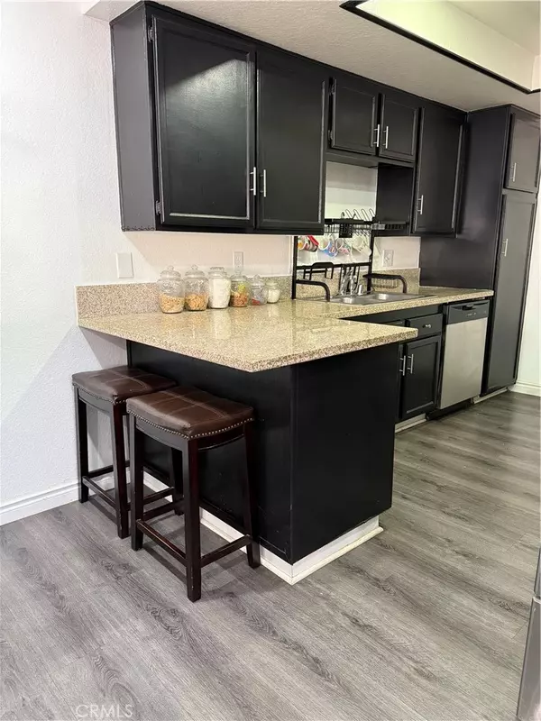 Palmdale, CA 93550,37046 Pond