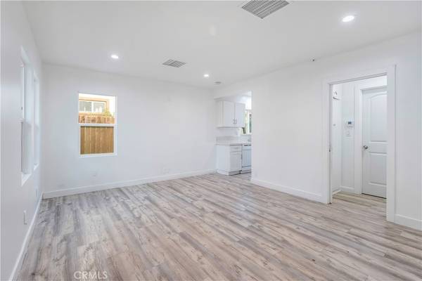 Canoga Park, CA 91303,22142 Wyandotte