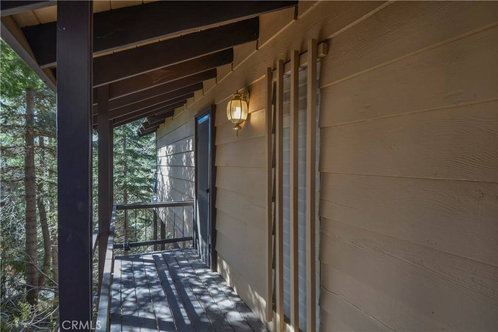Lake Arrowhead, CA 92352,696 Ivy LN