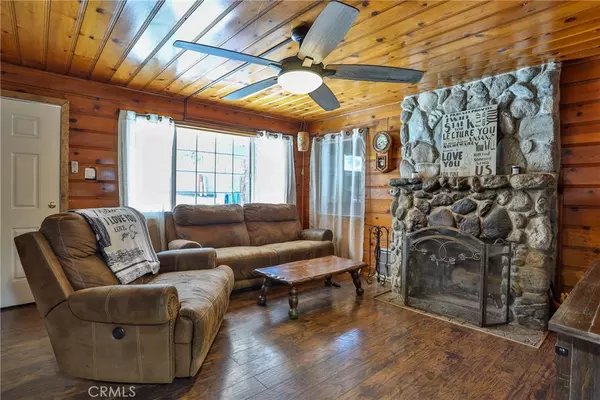 Crestline, CA 92325,320 Skyview CT