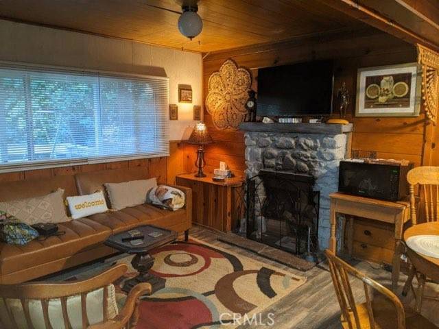 Crestline, CA 92325,586 Shady Dell